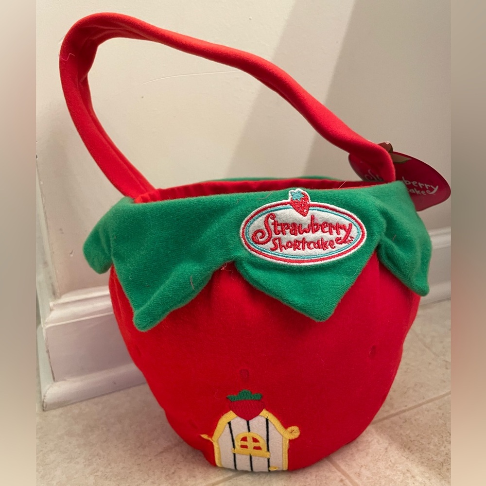 Strawberry Shortcake Plush Strawberry House
Basket 2005 with tags NWT
